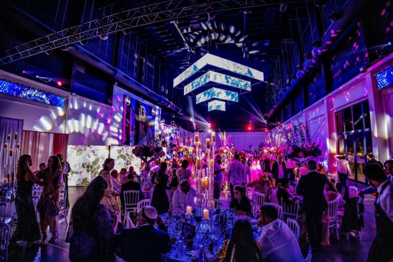 Salle de réception le white vu large sur la salle avec son public