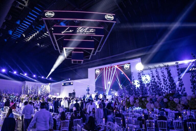 Salle de réception le white vu large sur la salle avec son public